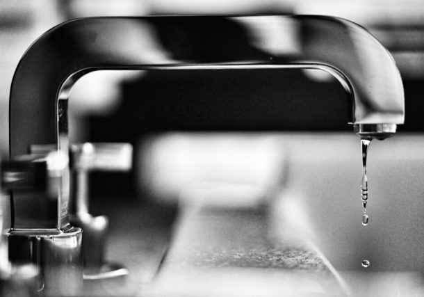 El agua potable puede contener toxinas dañinas pero una nueva tecnología de Israel ayuda a filtrarlas. Foto: Pan xiaozhen/ Unsplash