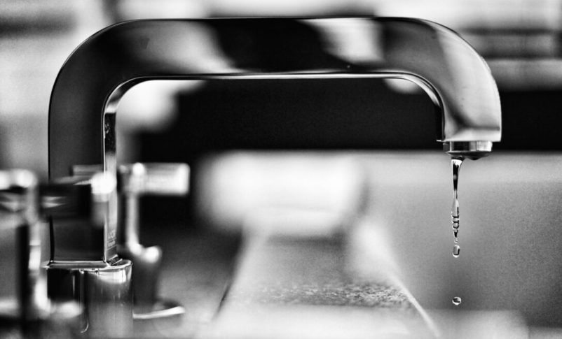 El agua potable puede contener toxinas dañinas pero una nueva tecnología de Israel ayuda a filtrarlas. Foto: Pan xiaozhen/ Unsplash