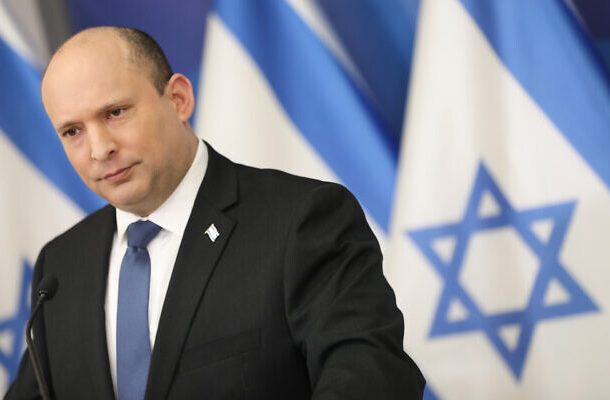 El primer ministro Naftali Bennett da una conferencia de prensa sobre el COVID-19 en Tel Aviv, el 11 de enero de 2022. (Noam Revkin Fenton/Flash90)