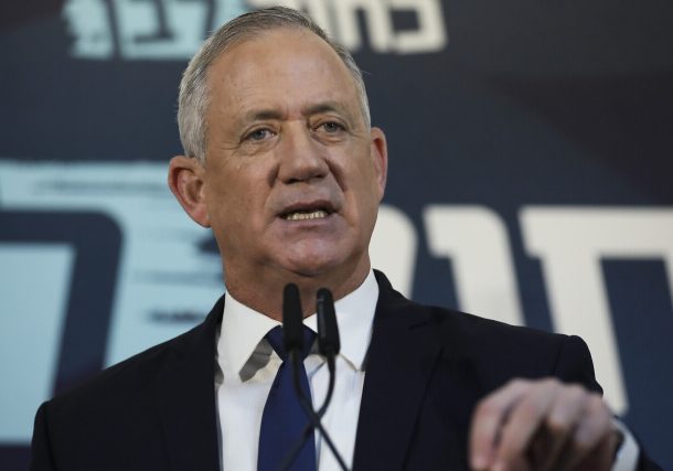 El líder del partido Azul y Blanco, Benny Gantz, da una declaración a los medios en Tel Aviv, Israel, el sábado 23 de noviembre de 2019. (Foto AP/Oded Balilty)
