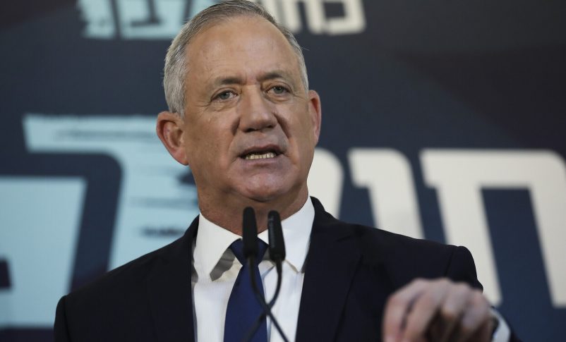 El líder del partido Azul y Blanco, Benny Gantz, da una declaración a los medios en Tel Aviv, Israel, el sábado 23 de noviembre de 2019. (Foto AP/Oded Balilty)