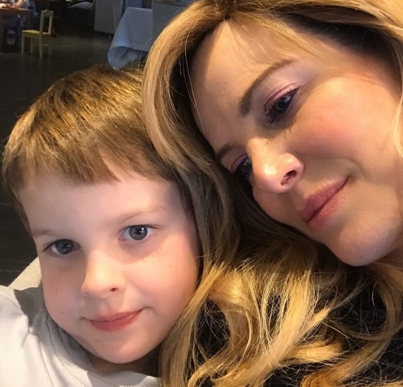Sarah, con uno de sus hijos (Foto: instagram.com/sarahmintzoficial)
