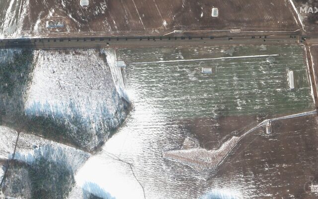 Esta imagen satelital del 16 de febrero de 2022 proporcionada por Maxar Technologies muestra un convoy militar que se dirige hacia el oeste en Rechitsa en Bielorrusia. (Imagen satelital ©2022 Maxar Technologies vía AP)