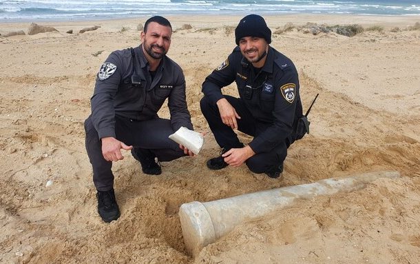 Guardabosques de la policía municipal, supervisor Itai Dabush y Sagiv Ben Gigi (Foto: Shira Lifshitz, Autoridad de Antigüedades de Israel)