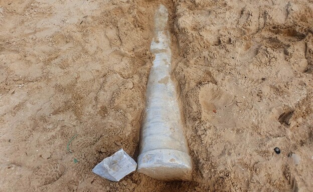 La columna tal como está en el campo (Foto: Shira Lifshitz, Autoridad de Antigüedades de Israel)