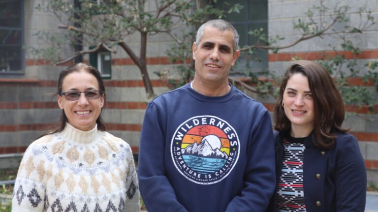 Desde la izquierda, el doctor Yona Goldshmit (Universidad de Tel Aviv), el profesor Tal Dvir y el estudiante de doctorado Lior Wertheim. Foto cortesía del Centro Sagol de Biotecnología Regenerativa