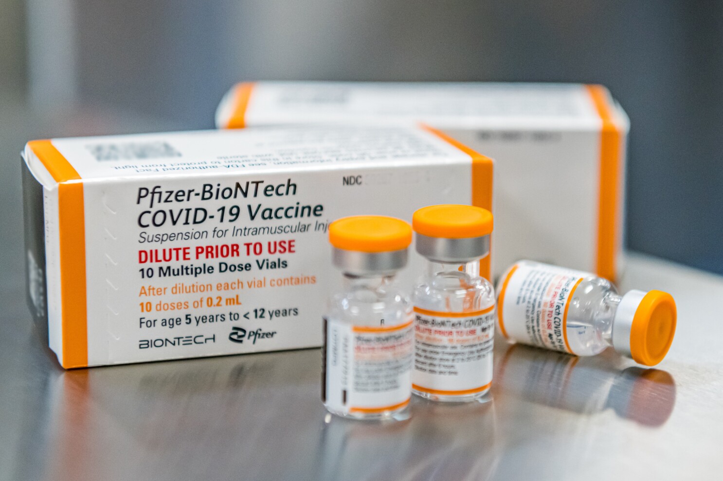 Nuevos viales de vacuna pediátrica contra el COVID-19 de Pfizer/BioNTech
