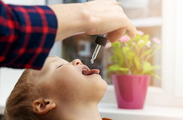 Una madre le da a su hijo gotas de vitamina D. (iStock a través de Getty Images)