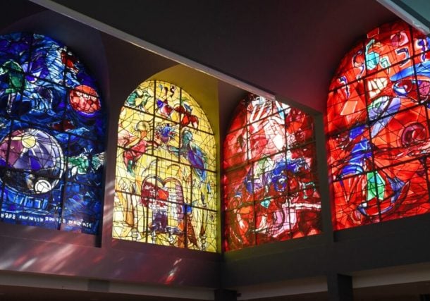 Vitrales de Chagall en la sinagoga Abbell de Hadassah-Ein Kerem que representan las tribus de Simón a Zebulón. Foto de David Harris/todos los derechos reservados a Hadassah
