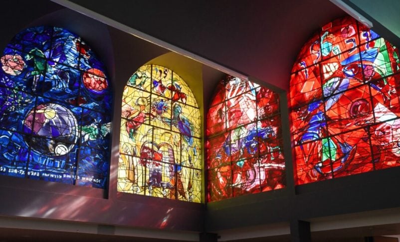 Vitrales de Chagall en la sinagoga Abbell de Hadassah-Ein Kerem que representan las tribus de Simón a Zebulón. Foto de David Harris/todos los derechos reservados a Hadassah