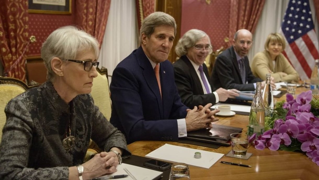 La subsecretaria de Asuntos Políticos de Estados Unidos, Wendy Sherman, el secretario de Estado de Estados Unidos, John Kerry, el secretario de Energía de Estados Unidos, Ernest Moniz, Robert Malley, del Consejo de Seguridad Nacional de Estados Unidos, y la directora política de la Unión Europea, Helga Schmid, esperan antes del inicio de una reunión en el hotel Beau Rivage Palace, en Lausana, Suiza, el sábado 28 de marzo de 2015. (Crédito de la foto: AP Photo/Brendan Smialowski, Pool)