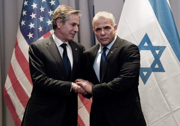 El secretario de Estado de EE. UU., Antony Blinken (izquierda), se reúne con el ministro de Relaciones Exteriores, Yair Lapid, en Riga, Letonia, el 7 de marzo de 2022. (Olivier Douliery/Pool/AFP)