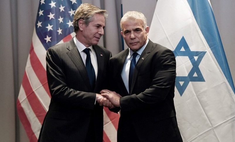 El secretario de Estado de EE. UU., Antony Blinken (izquierda), se reúne con el ministro de Relaciones Exteriores, Yair Lapid, en Riga, Letonia, el 7 de marzo de 2022. (Olivier Douliery/Pool/AFP)