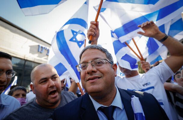El diputado del sionismo religioso Itamar Ben Gvir asiste a un desfile de banderas cerca de la Ciudad Vieja de Jerusalén, el 15 de junio de 2021. (Yonatan Sindel/Flash90)