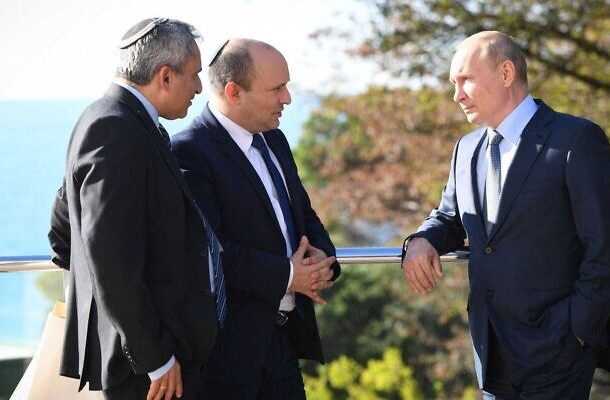 El primer ministro Naftali Bennett (centro) habla con el presidente ruso, Vladimir Putin (derecha), acompañado por el ministro de Vivienda, Ze'ev Elkin, quien actuó como traductor en la residencia de Putin en Sochi, Rusia, el 22 de octubre de 2021. (Kobi Gidon/GPO)