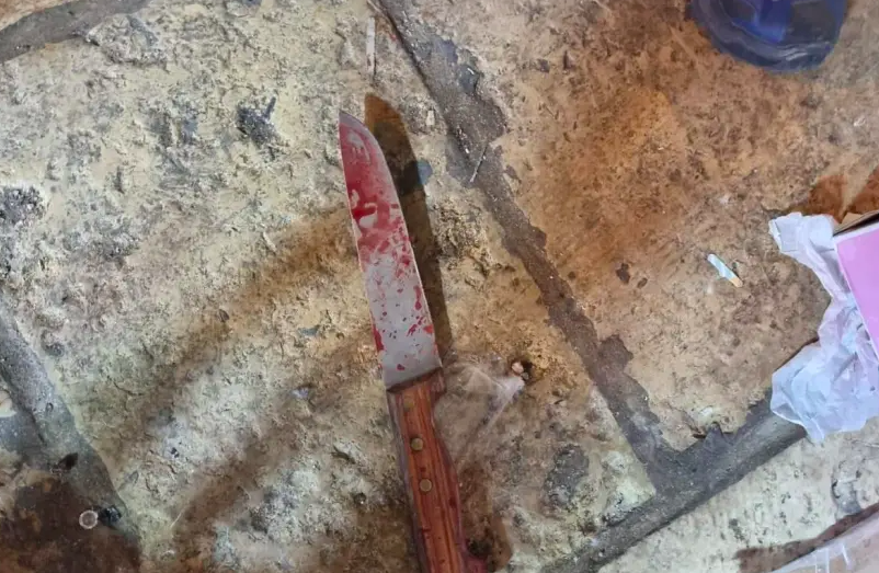 En esta imagen de un folleto de la policía, se ve el cuchillo supuestamente utilizado por un agresor palestino después de un ataque en la Ciudad Vieja de Jerusalén el 7 de marzo de 2022. (Policía de Israel)