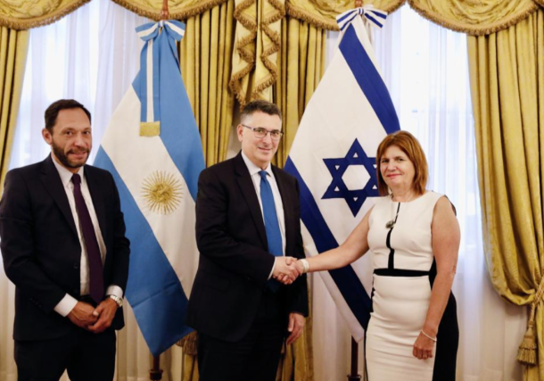 La comitiva israelí encabezada por el viceprimer ministro y ministro de Justicia Gideon Saar se reunió con líderes de la oposición