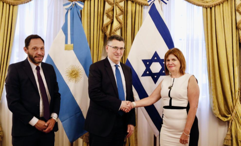 La comitiva israelí encabezada por el viceprimer ministro y ministro de Justicia Gideon Saar se reunió con líderes de la oposición