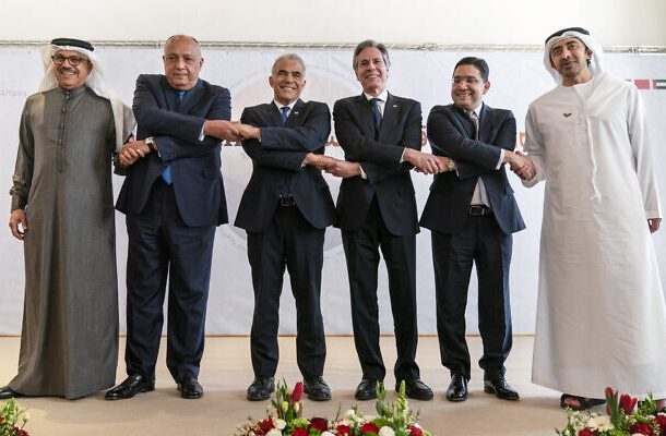 Después de reunirse para la Cumbre de Negev, el Ministro de Relaciones Exteriores de Bahrein, Abdullatif bin Rashid al-Zayani, a la izquierda, el Ministro de Relaciones Exteriores de Egipto, Sameh Shoukry, el Ministro de Relaciones Exteriores de Israel, Yair Lapid, el Secretario de Estado de EE. El ministro Sheikh Abdullah bin Zayed Al Nahyan posa para una fotografía el lunes 28 de marzo de 2022 en Sde Boker, Israel. (Foto AP/Jacquelyn Martin, Piscina)