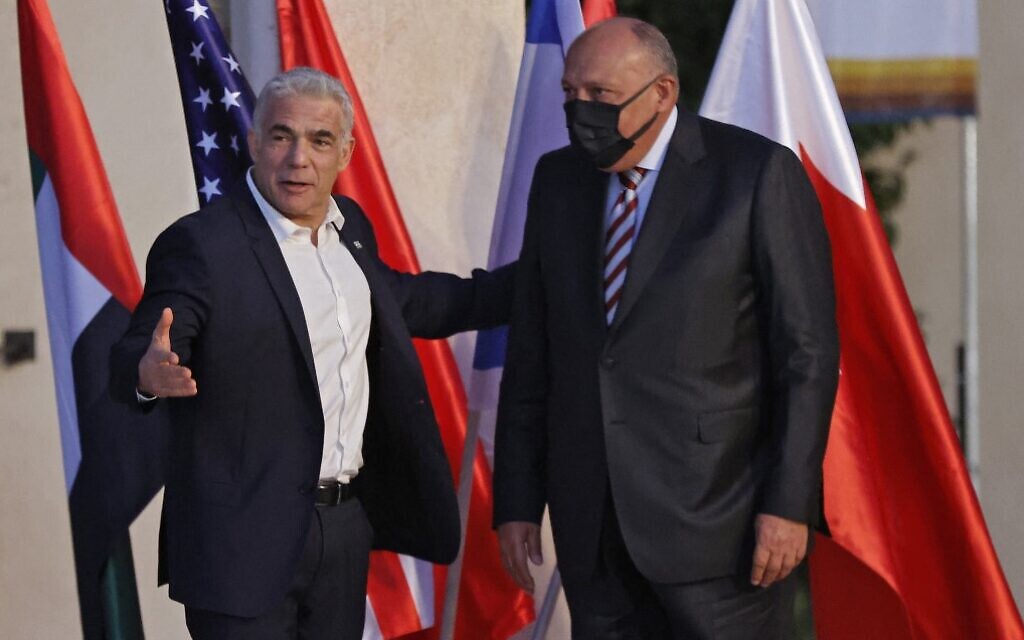 Un funcionario cercano al ministro de Relaciones Exteriores, Yair Lapid, dice que mañana habrá una serie de reuniones bilaterales, así como una mesa redonda de los seis diplomáticos de alto nivel que participarán en la Cumbre de Negev. El funcionario agrega que habrá una visita a la tumba del primer primer ministro de Israel, David Ben Gurion, pero no especifica si participarán todos los ministros árabes visitantes. La cantante árabe israelí Valerie Hamati cantará Aleluya en árabe, inglés y hebreo para abrir las conversaciones de mañana.