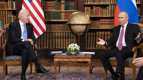 El presidente de Estados Unidos, Joe Biden, con el presidente de Rusia, Vladimir Putin, durante la cumbre celebrada entre ambos países en 2021. (EPA)