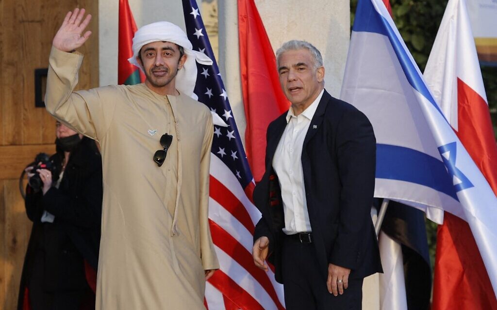 El Ministro de Relaciones Exteriores Yair Lapid (L) da la bienvenida a su homólogo de Bahrein, Abdullatif bin Rashid al-Zayani, en Sde Boker, en el sur de Israel, el 27 de marzo de 2022, antes de la Cumbre de Negev. (Jack Guez/AFP)
