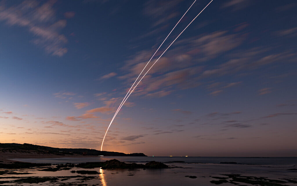 Se lanzan dos interceptores Arrow 3 durante una prueba del sistema de defensa antimisiles, el 18 de enero de 2022. (Ministerio de Defensa)