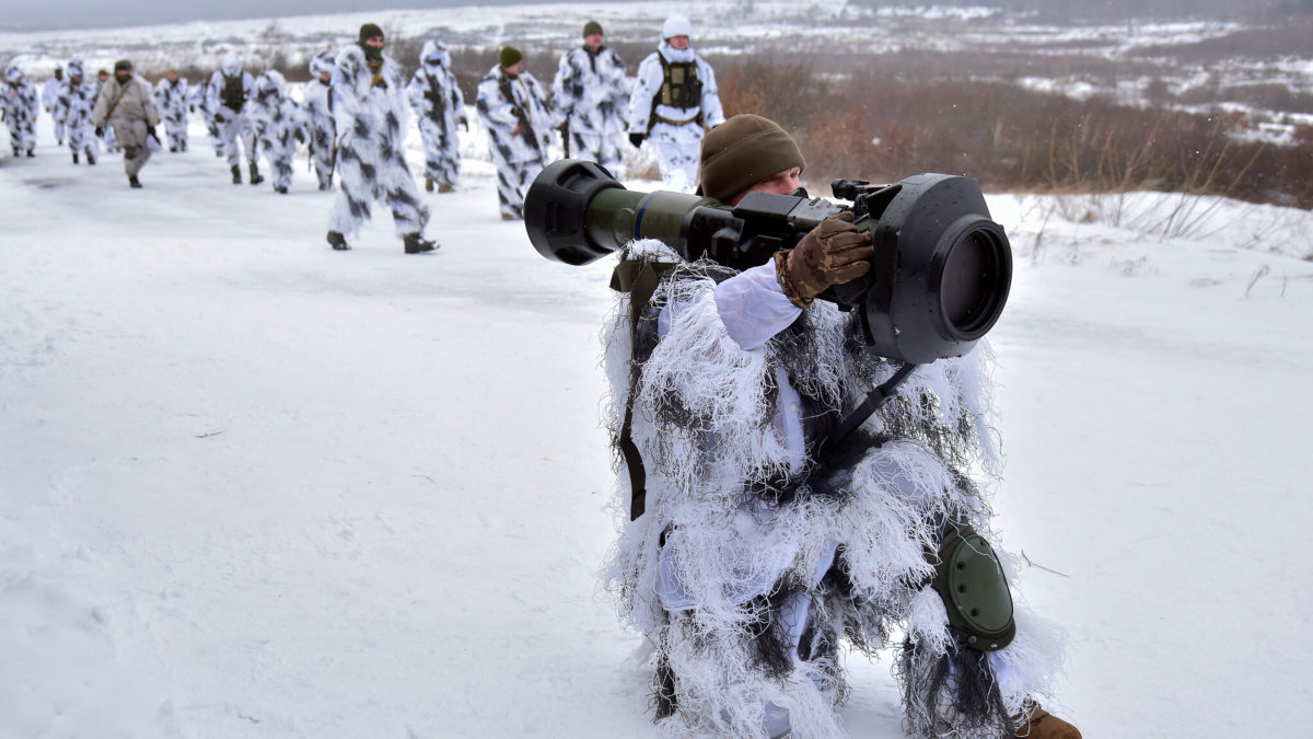 Soldados ucranianos participan en un ejercicio para el uso de misiles antitanque NLAW donados por Gran Bretaña en el campo de entrenamiento militar de Yavoriv, cerca de Lviv, Ucrania occidental, el viernes 28 de enero de 2022. (AP Photo/Pavlo Palamarchuk)