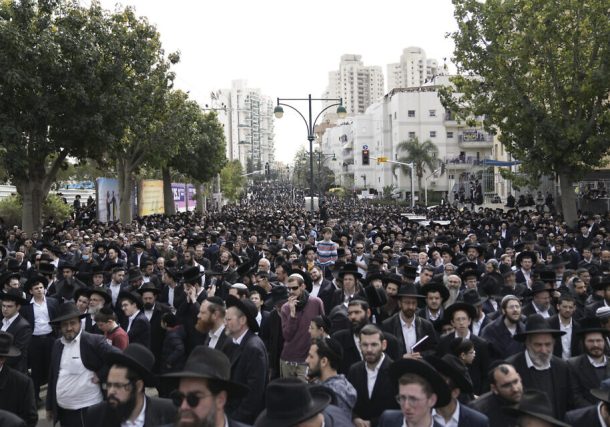 Judíos ultraortodoxos asisten al funeral del rabino Chaim Kanievsky en Bnei Brak, el 20 de marzo de 2022. (Foto AP/Oded Balilty)