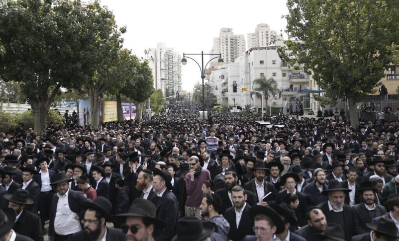 Judíos ultraortodoxos asisten al funeral del rabino Chaim Kanievsky en Bnei Brak, el 20 de marzo de 2022. (Foto AP/Oded Balilty)