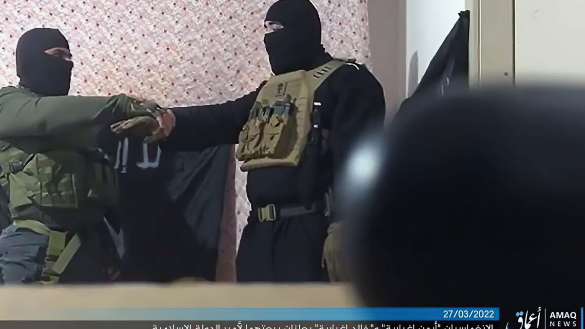 Una captura de pantalla de un vídeo, que se cree que es auténtico, en el que los dos atacantes de Hadera juran lealtad al grupo terrorista Estado Islámico, el 27 de marzo de 2022 (Captura de pantalla)