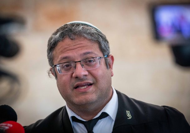El líder de Otzma Yehudit, Itamar Ben Gvir, llega a una audiencia en la Corte Suprema de Jerusalén el 24 de febrero de 2021. (Yonatan Sindel/Flash90)