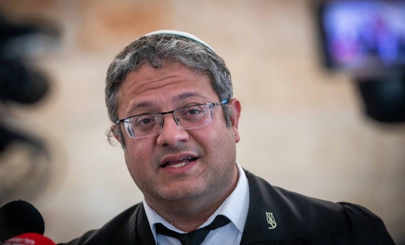 El líder de Otzma Yehudit, Itamar Ben Gvir, llega a una audiencia en la Corte Suprema de Jerusalén el 24 de febrero de 2021. (Yonatan Sindel/Flash90)