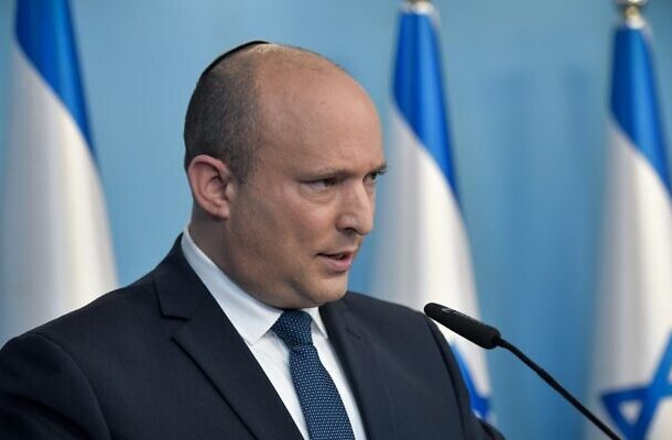 El primer ministro Naftali Bennett habla durante una conferencia de prensa en la oficina del primer ministro en Jerusalén, el 2 de enero de 2022. (Kobi Gideon/GPO)