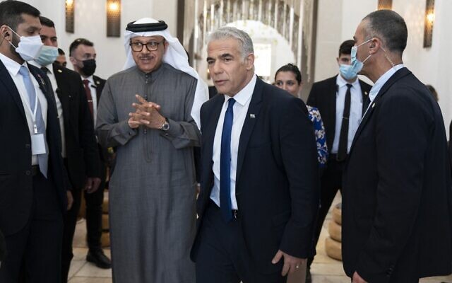 El ministro de Relaciones Exteriores, Yair Lapid (CR), camina junto a su homólogo de Bahrein, Abdullatif bin Rashid al-Zayani, durante la cumbre de Negev en Sde Boker el 28 de marzo de 2022. (Jacquelyn MARTIN / POOL / AFP)
