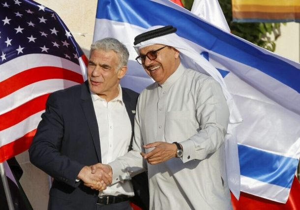 El Ministro de Relaciones Exteriores Yair Lapid (L) da la bienvenida a su homólogo de Bahrein, Abdullatif bin Rashid al-Zayani, en Sde Boker, en el sur de Israel, el 27 de marzo de 2022, antes de la Cumbre de Negev. (Jack Guez/AFP)