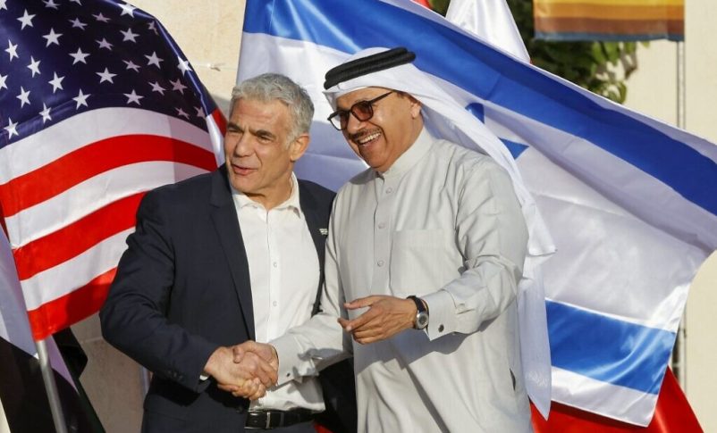 El Ministro de Relaciones Exteriores Yair Lapid (L) da la bienvenida a su homólogo de Bahrein, Abdullatif bin Rashid al-Zayani, en Sde Boker, en el sur de Israel, el 27 de marzo de 2022, antes de la Cumbre de Negev. (Jack Guez/AFP)
