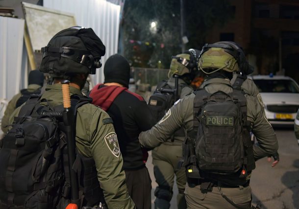 El Shin Bet y la policía detienen a 12 sospechosos con presuntos vínculos con el Estado Islámico en redadas nocturnas