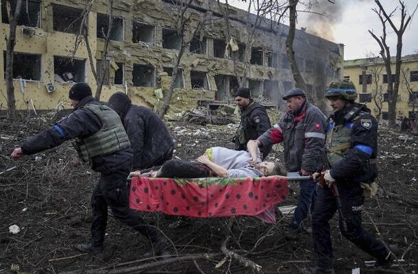 Empleados y voluntarios de emergencia ucranianos llevan a una mujer embarazada herida desde el hospital de maternidad bombardeado en Mariupol, Ucrania, el miércoles 9 de marzo de 2022. (Foto AP/Evgeniy Maloletka)