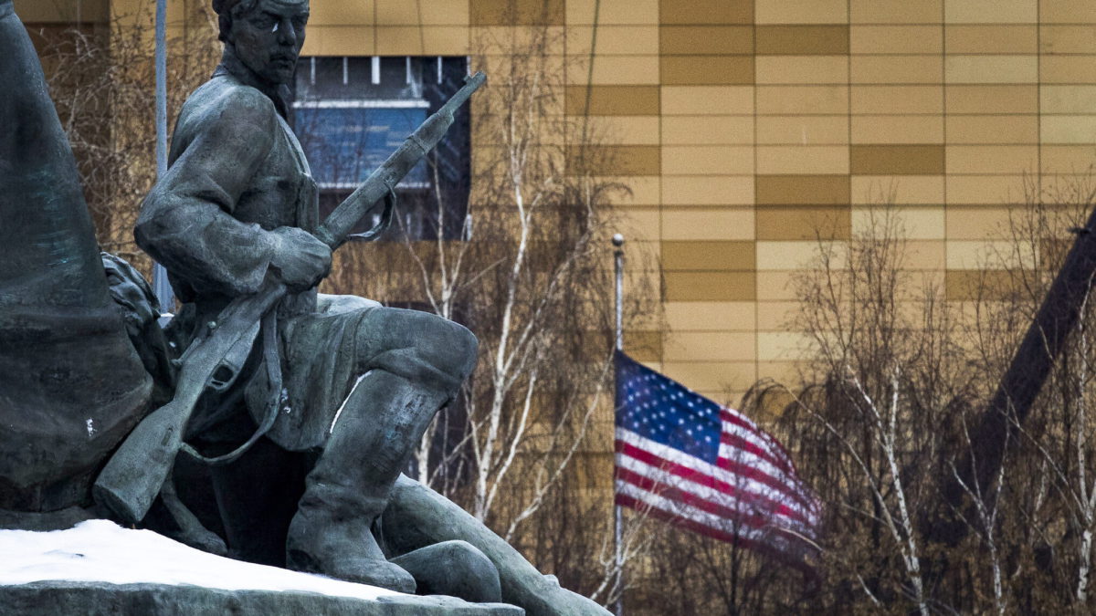 La embajada de Estados Unidos con su bandera nacional, vista detrás de un monumento a los Trabajadores de la Revolución de 1905 en Moscú, Rusia, 30 de diciembre de 2016. (AP Photo/Alexander Zemlianichenko, Archivo)