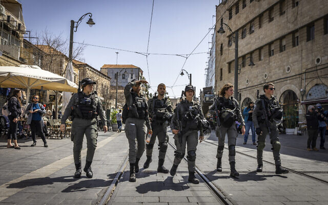 Las fuerzas policiales patrullan en el mercado de Mahane Yehuda en Jerusalén, el 30 de marzo de 2022. (Olivier Fitoussi/Flash90)