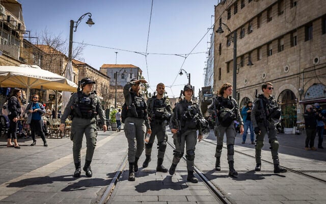 Las fuerzas policiales patrullan en el mercado de Mahane Yehuda en Jerusalén, el 30 de marzo de 2022. (Olivier Fitoussi/Flash90)