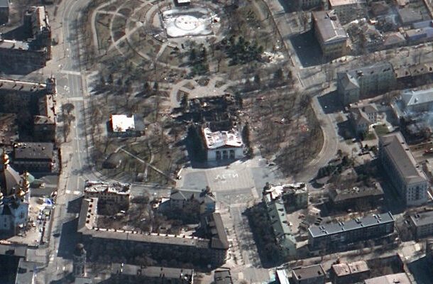 Esta imagen satelital proporcionada por Maxar Technologies el 19 de marzo de 2022 muestra las secuelas del ataque aéreo en el teatro Mariupol Drama, Ucrania, y el área circundante. (Imagen satelital ©2022 Maxar Technologies vía AP)
