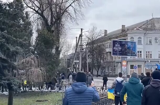 Ilustrativo: el fotógrafo de Associated Press Evgeniy Maloletka se encuentra en medio de los escombros de un ataque aéreo en la Universidad Técnica Estatal Pryazovskyi en Mariupol, Ucrania, el 10 de marzo de 2022. (Mstyslav Chernov/AP)