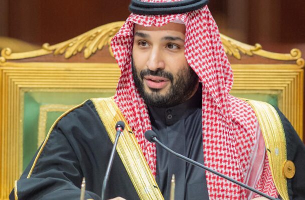 El príncipe heredero de Arabia Saudita, Mohammed bin Salman, habla durante la Cumbre del Consejo de Cooperación del Golfo (CCG) en Riyadh, Arabia Saudita, el martes 14 de diciembre de 2021. (Bandar Aljaloud/Saudi Royal Palace vía AP)