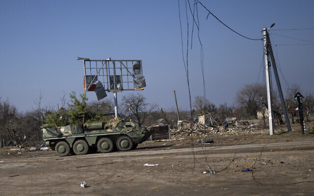 Un tanque del ejército ucraniano avanza hacia la línea del frente en Yasnogorodk, un pueblo rural donde el ejército ucraniano detuvo el avance del ejército ruso, en las afueras de Kiev, Ucrania, el 25 de marzo de 2022. (Foto AP/Rodrigo Abd )