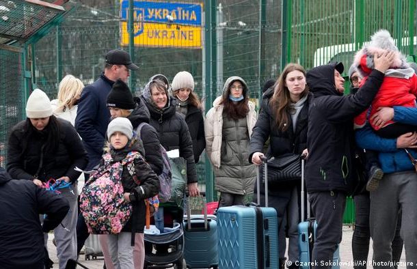 Personas de Ucrania se dirigen hacia Polonia para huir de los bombardeos rusos. (25.02.2022).