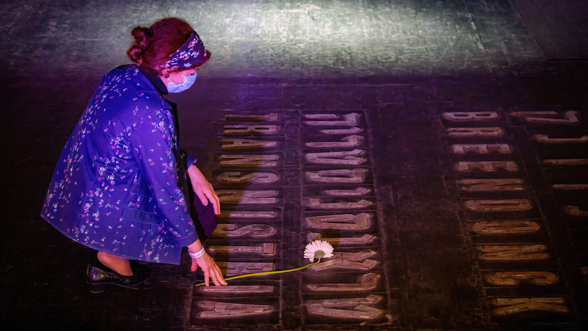Familiares y amigos de supervivientes del Holocausto colocan flores en los nombres de los campos de concentración que se ven en el suelo de la Sala del Recuerdo del museo del Holocausto Yad Vashem, en el Día de la Memoria del Holocausto el 08 de abril de 2021. Foto de Olivier Fitoussi/Flash90