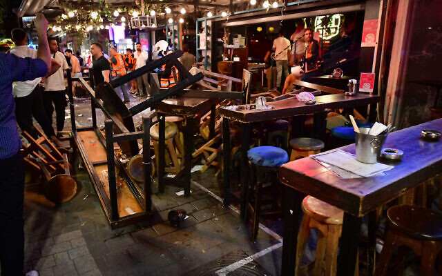 Policías y rescatistas en la escena de un ataque terrorista en la calle Dizengoff, en el centro de Tel Aviv, el 7 de abril de 2022. (Avshalom Sassoni/FLASH90)