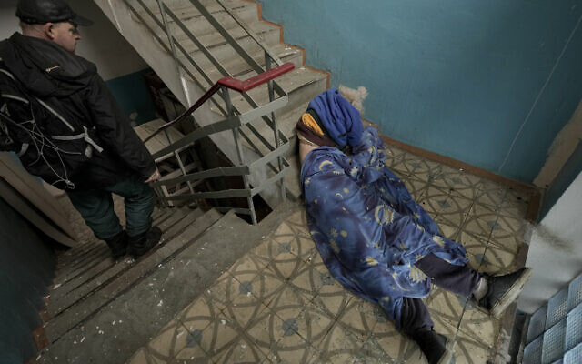 El cuerpo sin vida de un hombre yace en la escalera de un edificio en Bucha, Ucrania, el domingo 3 de abril de 2022. Periodistas de The Associated Press en Bucha, una pequeña ciudad al noroeste de Kiev, vieron los cuerpos de al menos nueve personas vestidas de civil que parecía haber sido asesinado a quemarropa. Al menos dos tenían las manos atadas a la espalda. (Foto AP/Vadim Ghirda)